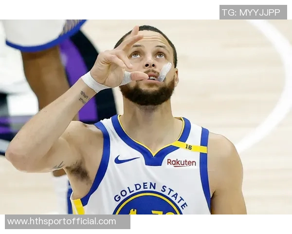 库里半场表现亮眼砍下15分5板4助助力球队取得领先 库里半场表现亮眼砍下15分5板4助助力球队取得领先