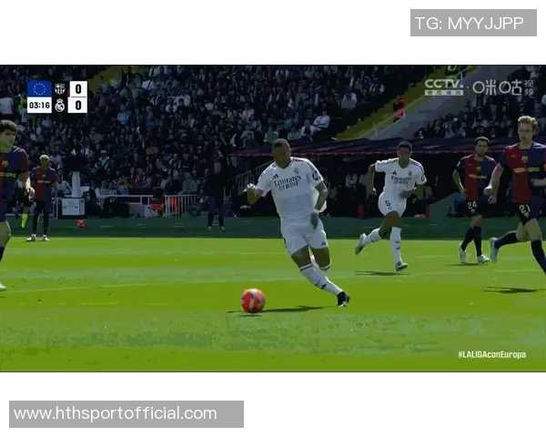 皇马反击机会错失姆巴佩禁区前射门偏离目标成高射炮